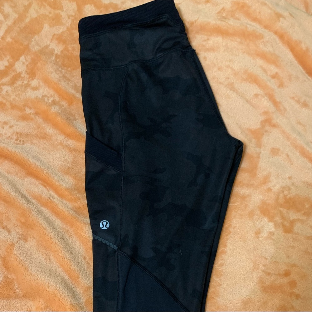 Cropped LuLulemon black cami print leggings
